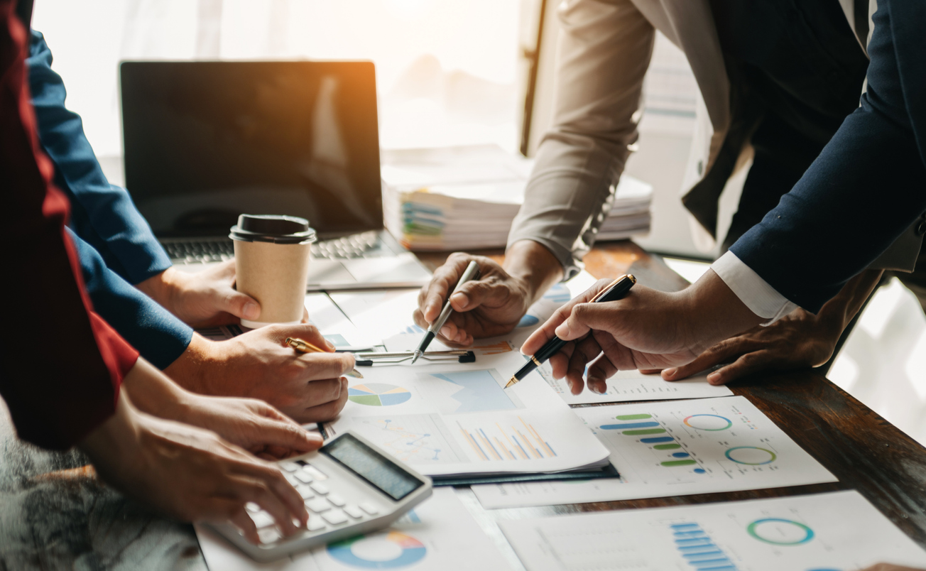 デスクで構造を理解しやすい形に整える様子