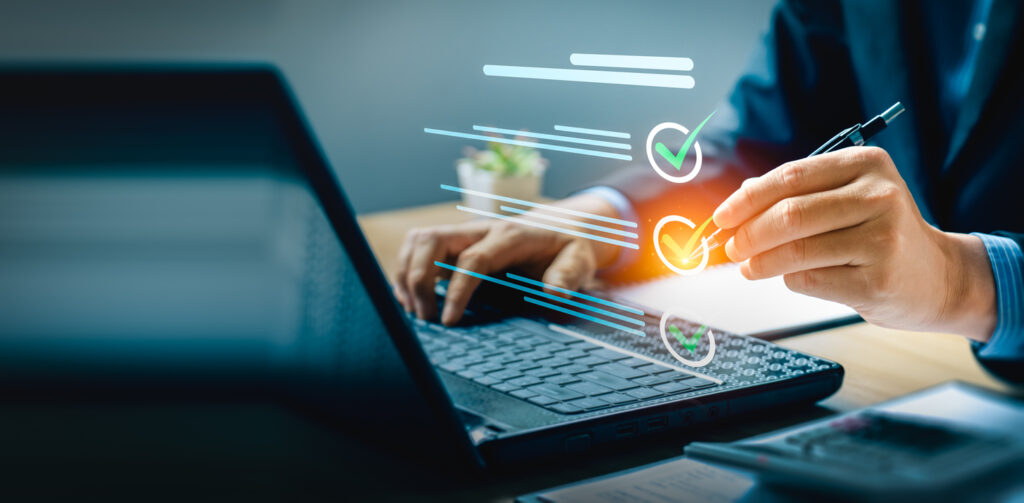 提供価値の抽出をするビジネスマン